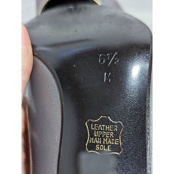 Caressa Women's Gray Leather Gold Chain Trim and Black 3"Heel Pump Size 6.5M - Picture 3 of 9